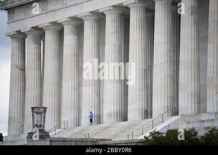 Washington, DC, États-Unis. 1 avril 2020. Une femme prend une courte pause après avoir fait du jogging au Lincoln Memorial lors de l'éclosion de COVID-19 à Washington, DC, aux États-Unis, le 1er avril 2020. Les États-Unis sont devenus la première nation avec plus de 200 000 infections COVID-19 mercredi, selon un nouveau calcul de l'Université Johns Hopkins. Crédit: Liu Jie/Xinhua/Alay Live News Banque D'Images