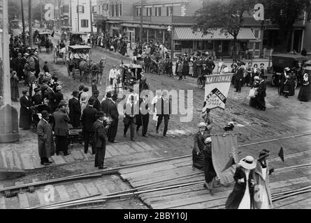 Cérémonie et défilé au suffrage à Mineola, long Island, New York, 24 mai 1913. Le défilé est passé de Mineola à Hempstead Banque D'Images