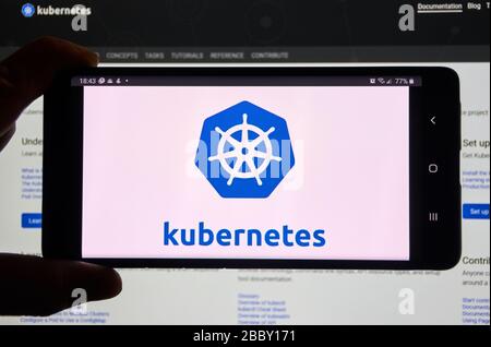 Montréal, Canada - 08 mars 2020 : application mobile Kubernetes et logo à l'écran. Kubernetes est un système open source d'orchestration de conteneurs pour automatiser un Banque D'Images