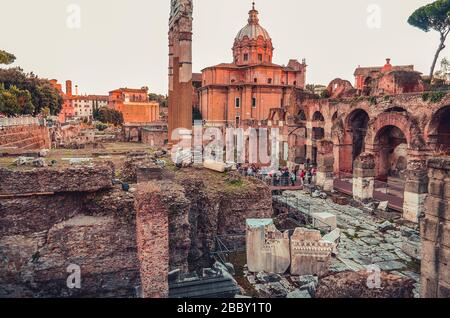 Le Forum de Trajan situé sur la Piazza Venezia est le centre de Rome, Italie Banque D'Images
