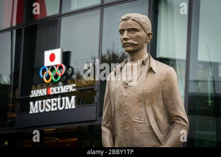 TOKYO, JAPON - 26 NOVEMBRE 2019 : statue de Pierre de coubertin - fondateur des jeux olympiques modernes devant le musée olympique japonais Shinjuku dist Banque D'Images