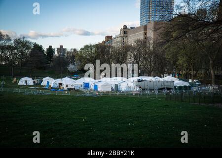 L'hôpital Purse makeshift de Samaritan commence à raviver ses premiers patients dans Central Park. Banque D'Images