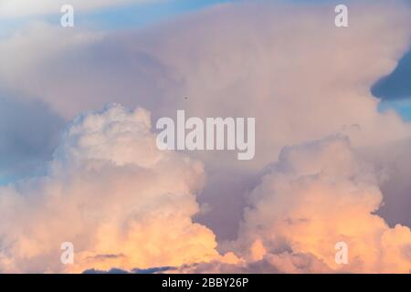 Cumulus duveteux paysage nuageux haut dans l'air du ciel atmosphère, temps nuageux climat météorologie fond. Banque D'Images