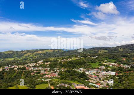 Vue aérienne de la ville de Santa Elena, porte d'entrée aux forêts de nuages du centre du Costa Rica et la ville la plus proche de la célèbre réserve forestière de Monteverde Cloud. Banque D'Images