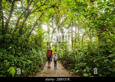 Mère et fille rangent ensemble les sentiers dans la réserve de forêt de Santa Elena Cloud à Monteverde, Costa Rica. Banque D'Images