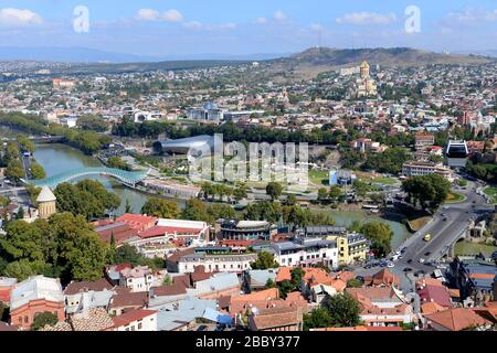 Tbilissi, Géorgie vue d'ensemble. Monuments modernes de la ville visibles, dont le pont de la paix sur la rivière Kura, le parc Rike et le palais présidentiel. Banque D'Images