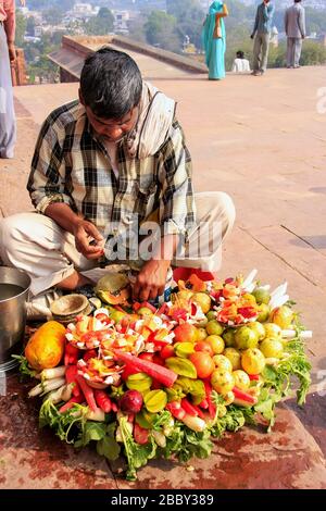 L'homme en dehors de la vente d'aliments locaux Buland Darwasa (Porte de la Victoire) menant à Jama Masjid de Fatehpur Sikri, Uttar Pradesh, Inde. C'est le plus haut gateway Banque D'Images