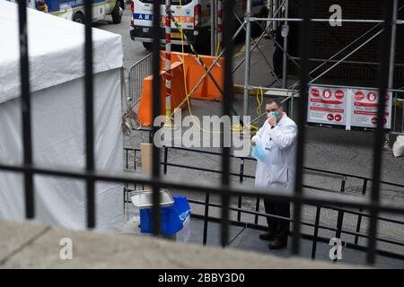 New York, États-Unis. 31 mars 2020. Un médecin est vu mettre sur un masque avant d'entrer dans le test de coronavirus à l'extérieur de l'hôpital de Brooklyn au milieu de l'épidémie de coronavirus.l'état de New York s'est transformé en épicentre du coronavirus COVID-19 aux États-Unis avec plus de 75 000 cas confirmés et 1 500 décès signalés. Crédit: SOPA Images Limited/Alay Live News Banque D'Images