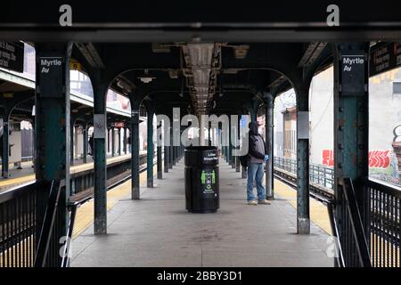 New York, États-Unis. 31 mars 2020. Un homme est vu seul sur la station de métro Myrtle Ave au milieu de l'épidémie de coronavirus à New York.l'état de New York s'est transformé en épicentre du coronavirus COVID-19 aux États-Unis avec plus de 75 000 cas confirmés et 1 500 décès signalés. Crédit: SOPA Images Limited/Alay Live News Banque D'Images