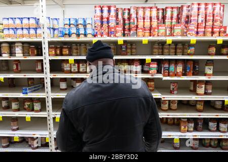 New York, États-Unis. 31 mars 2020. On voit un homme acheter de la sauce tomate dans une épicerie locale de Brooklyn au milieu de l'éclosion de coronavirus. L'état de New York s'est transformé en épicentre du coronavirus COVID-19 aux États-Unis avec plus de 75 000 cas confirmés et 1 500 décès signalés. Crédit: SOPA Images Limited/Alay Live News Banque D'Images