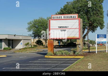 1 AVRIL 2020, INVERNESS, FL : ce marquis de théâtre à l'extérieur du cinéma multiplex local indique aux clients que le théâtre est temporairement fermé. Banque D'Images