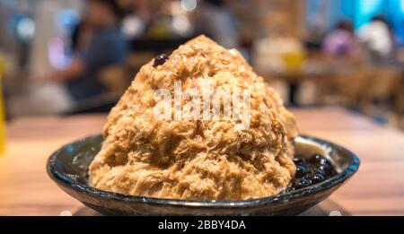 Taiwanais traditionnels avec baobing glace bubble tea, célèbre marché de nuit à Taiwan Banque D'Images