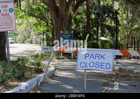 1 AVRIL 2020, CRYSTAL RIVER, FL: Barricades avec des panneaux indiquant « Park Closed » en raison de l'accès à des parcs urbains à 19 pâtés de maisons de COVID 'jusqu'à nouvel ordre'. Banque D'Images
