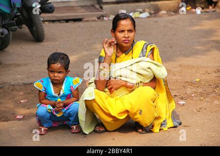 Femme avec une fille assise à la street market dans Fatehpur Sikri, Uttar Pradesh, Inde. La ville a été fondée en 1569 par l'empereur moghol Akbar Banque D'Images