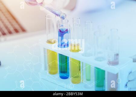 liquide de goutte de fermeture de test chimique de laboratoire scientifique dans un tube en verre Banque D'Images