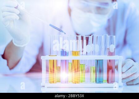 Le médecin scientifique étudie la réaction chimique de nombreux échantillons dans le tube. En travaillant avec des tests de formule médicale en laboratoire médical Banque D'Images