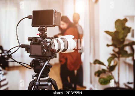 Configuration des équipements de caméras numériques Mirrorless pour la production de séquences vidéo en studio. Banque D'Images