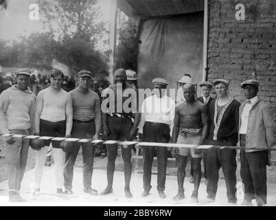 Jack Johnson et entraîneur dans camp - Marty Cutle, W. Burns, C. Respress, Jack Skully, J. Debray, Perkins CA. 1910-1915 Banque D'Images