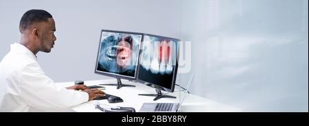 Médecin ou radiologue regardant une radiographie en ligne Banque D'Images