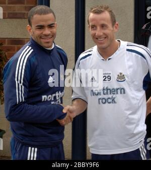 Photo du dossier datée du 04-04-2005 de Newcastle United's Kieron Dyer et Lee Bowyer se secouent les mains après avoir été envoyés pour se battre l'un contre l'autre dans une bagarre pendant le match de Newcastle contre Aston Villa. Banque D'Images