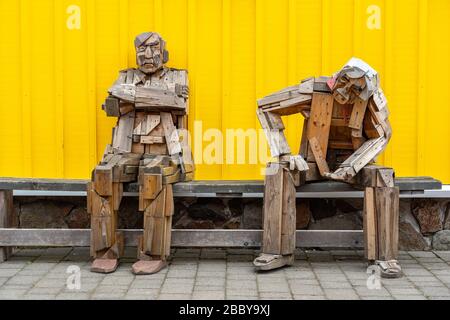 Siglufjordur, Islande - une sculpture en bois de deux vieux hommes assis sur un banc Banque D'Images