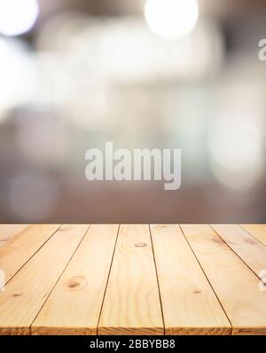 Plan de table à texture de bois (comptoir) avec flou de lumière abstrait bokeh dans le café, restaurant arrière-plan.pour l'affichage de produit de montage ou de design de la disposition visuelle clé Banque D'Images