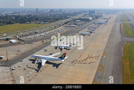 Photo aérienne des avions de ligne sur le tablier à L'AÉROPORT INTERNATIONAL DE TAMBO Banque D'Images
