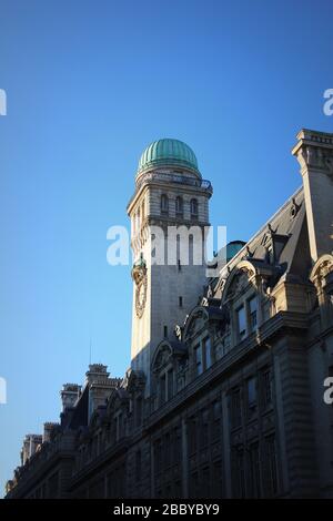 Tour d'astronomie de l'Université de la Sorbonne avec ciel bleu. Paris, France. Banque D'Images