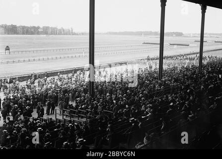 Spectateurs debout pendant la course à cheval au parc Belmont, long Island, New York CA. 1913 Banque D'Images