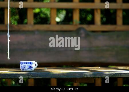 taeuillez sur une table mouillée dans un belvédère de jardin Banque D'Images