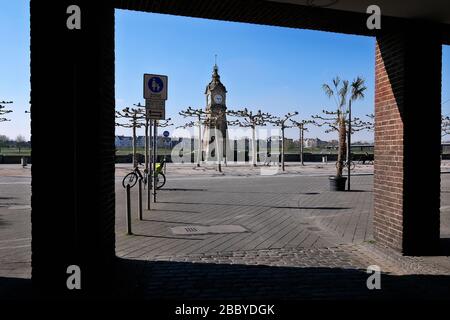 Rues vides à Düsseldorf pendant la crise de Corona, promenade du Rhin avec horloge de jauge. Banque D'Images