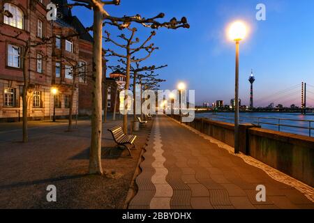 Des rues vides le soir à Düsseldorf pendant la crise de Corona, promenade du Rhin. Banque D'Images