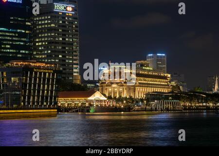 Singapour, Singapour - 14 FÉVRIER 2020 : vue sur la ligne Skyline de la ville de Singapour la nuit Banque D'Images