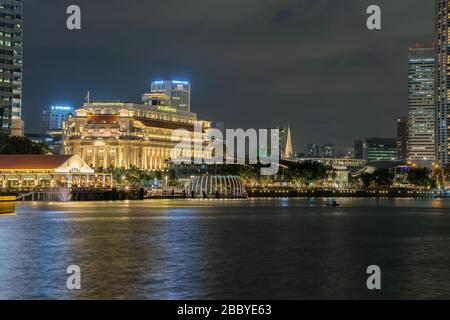 Singapour, Singapour - 14 FÉVRIER 2020 : vue sur la ligne Skyline de la ville de Singapour la nuit Banque D'Images