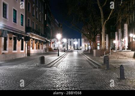 Des rues vides le soir à Düsseldorf pendant la crise de Corona, la brasserie Uerige, la Rheinstrasse, la vieille ville. Banque D'Images