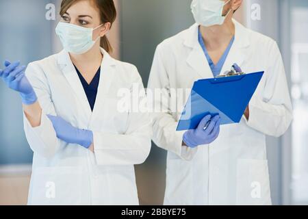 Deux médecins en masques de protection Banque D'Images