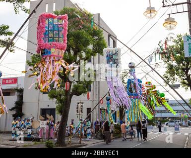 Aichi, JAPON - 6 août 2016 : décoration traditionnelle en papier japonais sur les poteaux en bambou. Festival de Tanabata aux célébrations du festival Anjo Tanabata à Aichi Banque D'Images