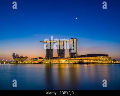 Singapour : 12 février 2020 : Singapour Merlion Park centre-ville de Singapour quartier des affaires au lever du soleil Banque D'Images