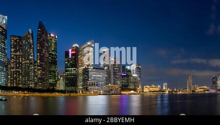 Singapour, Singapour - 14 FÉVRIER 2020 : vue sur la ligne Skyline de la ville de Singapour la nuit Banque D'Images