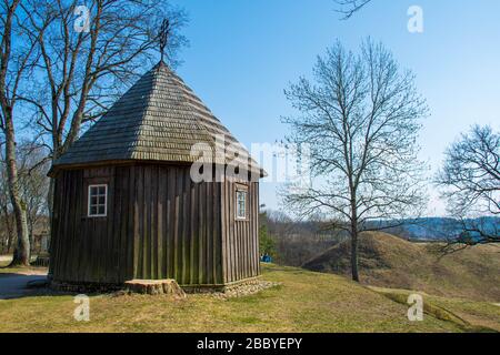 Collines de Kernef, Lituanie, patrimoine mondial de l'UNESCO, était une capitale médiévale du Grand-Duché de Lituanie. Ancienne chapelle en bois Banque D'Images