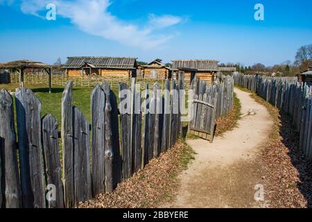 Collines de Kernef, Lituanie, patrimoine mondial de l'UNESCO, capitale médiévale du Grand-Duché de Lituanie, maisons en bois typiques Banque D'Images