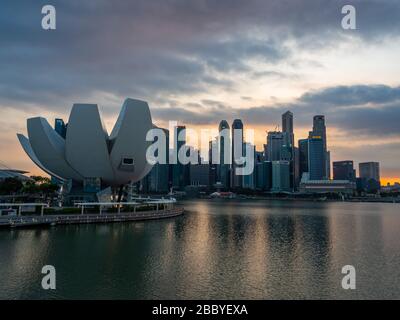 Singapour, Singapour - 15 FÉVRIER 2020 : vue sur la ligne Skyline de la ville de Singapour la nuit Banque D'Images