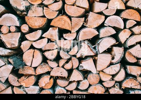 Surface de bois de feu haché, plié exactement écrasé bois de chauffage. Gros plan. Fond en bois. Banque D'Images