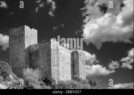 La belle Rocca Aldobrandesca de Talamone, Grosseto, Toscane, Italie, Europe, sur une belle journée ensoleillée en noir et blanc Banque D'Images