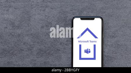 Rotterdam, Pays-Bas - avril 2020 : smartphone avec logo d'application Microsoft Teams Inside House service de visioconférence travail à domicile quarantaine ou L Banque D'Images