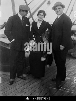 Chanteurs italiens Antonio Scotti (1866-1936), Lucrezia Bori (1887-1960), Pasquale Amato (1878-1942) arrivant à New York le 28 octobre 1912 Banque D'Images