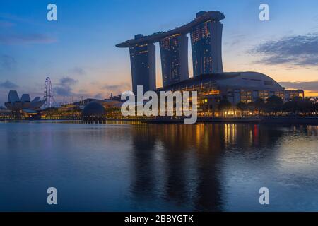 Singapour : 12 février 2020 : Singapour Merlion Park centre-ville de Singapour quartier des affaires au lever du soleil Banque D'Images