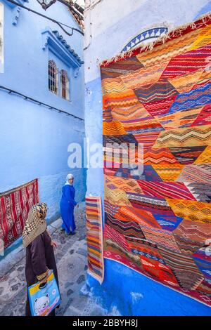 Chefchaouen, Maroc : deux femmes marchant dans la Médina Banque D'Images