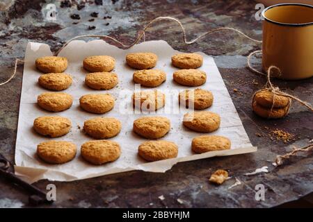 Petits gâteaux frais en forme de coeur sur papier parchemin, fleur de lavande. Banque D'Images