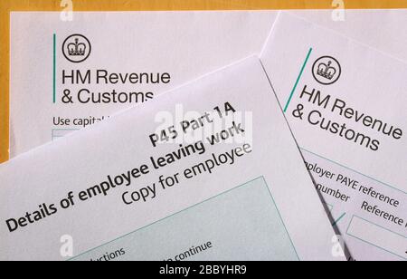 P 45 HM Revenue & Customs form suite à la redondance de l'emploi au Royaume-Uni Banque D'Images